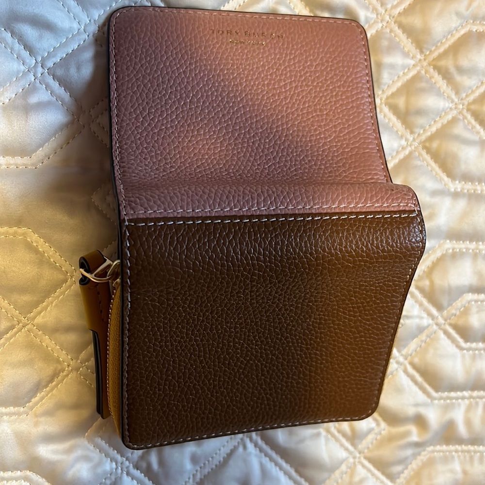 Tory Burch Perry bifold wallet, like new. No flaws